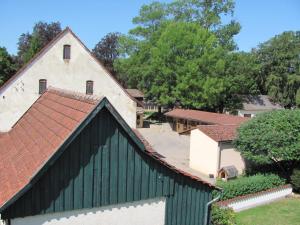 een luchtzicht op een schuur en een kerk bij #4 Dachstudiozimmer mit 2 Betten und Balkon mit WG Bad Airport nah freies W-Lan in Trunkelsberg