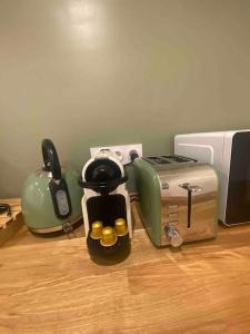 Il comprend une cuisine équipée d'une cafetière et d'un grille-pain. dans l'établissement LA MAISON D’ANTOINE 1, à Chamalières