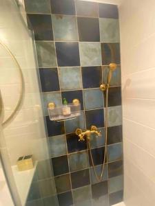 une salle de bain avec une douche avec une porte vitrée dans l'établissement LA MAISON D’ANTOINE 1, à Chamalières 10 autres photos