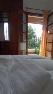 1 dormitorio con cama blanca y ventana en Mirador de Nieva en San Salvador de Jujuy