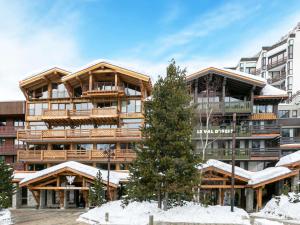 un grande condominio con neve sul terreno di Luxueux appartement 5 pièces avec balcons et vues, proche pistes - FR-1-694-354 a Val dʼIsère