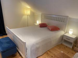 Ένα ή περισσότερα κρεβάτια σε δωμάτιο στο Ferieleilighet i Risør sentrum