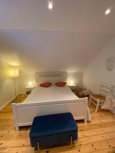 Una cama o camas en una habitación de Ferieleilighet i Risør sentrum