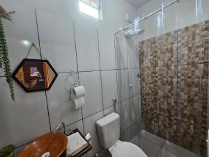 a bathroom with a toilet and a shower at Pousada Vipayu perto da Orla de Alter a apenas 50 metros da praia in Alter do Chao