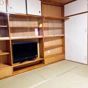 sala de estar con TV y estanterías en 日田ホステル　Hita Hostel en Hita