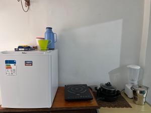 uma cozinha com um frigorífico e uma mesa com um liquidificador em Castelo residencial - Entrada independente em João Pessoa