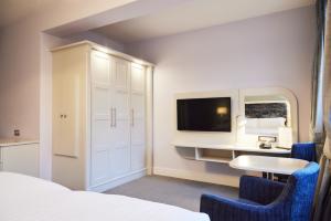 TV a/nebo společenská místnost v ubytování Hotel Isaacs Cork City