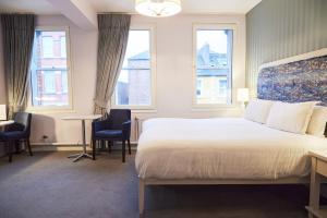 Ein Bett oder Betten in einem Zimmer der Unterkunft Hotel Isaacs Cork City