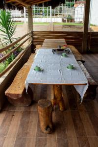 een houten tafel met twee kopjes erop bij Chacára Familia Buscapé Oliveira in Araçariguama