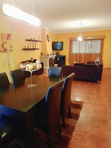 comedor y sala de estar con mesa y sillas en Casa da Carlota en Cinfães