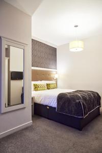 Ein Bett oder Betten in einem Zimmer der Unterkunft Hotel Isaacs Cork City