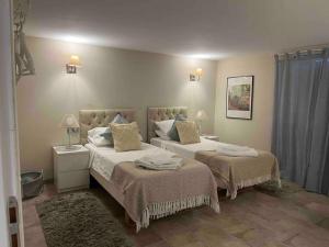 Katil atau katil-katil dalam bilik di Lavande- Family Villa with Pool near Pezenas +33 gambar