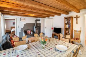 Una televisión o centro de entretenimiento en Ferienhaus Felicia EG