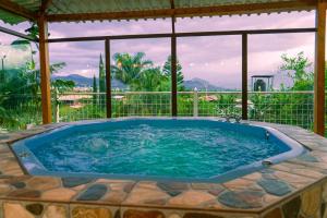 a jacuzzi tub with a view of the mountains at Casa Ensueño in Catamayo