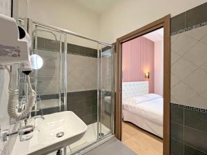 Koupelna v ubytování La Grande Bellezza Guest House Rome + 114 fotografií