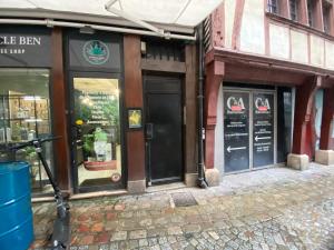 sklep na ulicy ze szklanymi drzwiami i oknami w obiekcie Studio entièrement refait a neuf - 170 w Rouen
