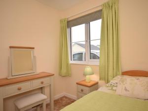 - une chambre avec un lit et une fenêtre dans l'établissement 3 bed in Hartland GIFFO, à Hartland