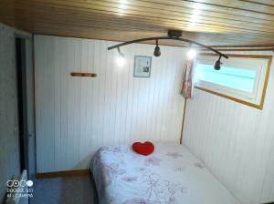 een slaapkamer met een bed met een rood hart erop bij Le Studio in Saint-Martin-des-Tilleuls