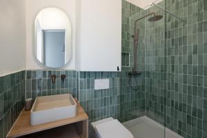 uma casa de banho com um lavatório e um chuveiro em Noble Suites em Paris