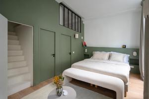 una camera con un grande letto e una scala di Noble Suites a Parigi