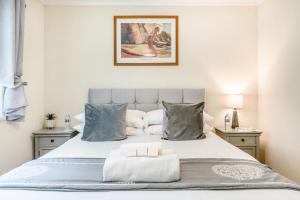 ナーバースにあるHB Hornbeam Lodge 03の大きなベッドと2つのナイトスタンドを備えた寝室