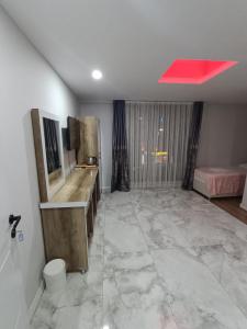 Łazienka z dużą marmurową podłogą i czerwonym sufitem w obiekcie dara otel w mieście Midyat