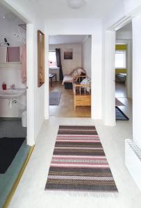 sala de estar con alfombra en el suelo en Fritidshus - Cottage - Holiday house - Soluppgång, en Blattniksele