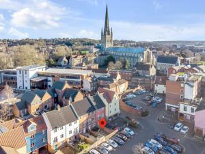 una vista aérea de una ciudad con una iglesia en Seven Space Central Town House with Parking en Norwich