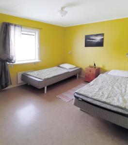 a bedroom with two beds and a window at Fritidshus - Cottage - Holiday house - Soluppgång in Blattniksele