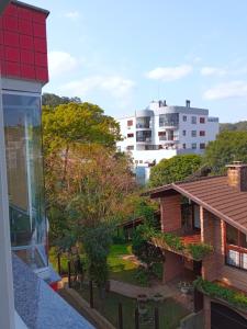 加里波第的住宿－Apto aconchegante ao lado da Vinícola Garibaldi，房屋的阳台享有风景。