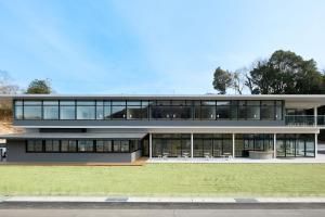 尾道市BONAPOOL的有很多窗户的大楼