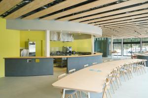una sala conferenze con un lungo tavolo e sedie di BONAPOOL a Onomichi