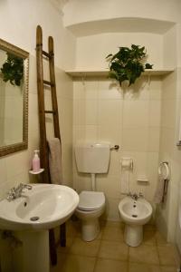 a bathroom with a toilet and a sink at Appartamento Ligure nel centro storico in Finale Ligure +14 photos