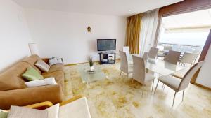 TV/Unterhaltungsangebot in der Unterkunft Fine Duplex Apartment with Stunning Sea Views