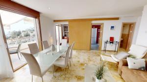 Ein Sitzbereich in der Unterkunft Fine Duplex Apartment with Stunning Sea Views