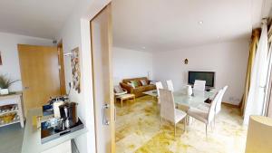 Küche/Küchenzeile in der Unterkunft Fine Duplex Apartment with Stunning Sea Views