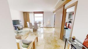 ein Wohnzimmer mit einer Couch und einem Tisch in der Unterkunft Fine Duplex Apartment with Stunning Sea Views in Marbella