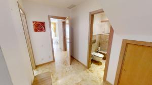 Ein Badezimmer in der Unterkunft Fine Duplex Apartment with Stunning Sea Views