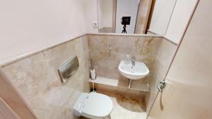 Ein Badezimmer in der Unterkunft Fine Duplex Apartment with Stunning Sea Views