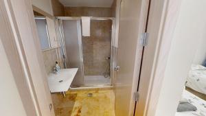 Ein Badezimmer in der Unterkunft Fine Duplex Apartment with Stunning Sea Views