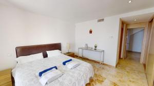 Ein Bett oder Betten in einem Zimmer der Unterkunft Fine Duplex Apartment with Stunning Sea Views