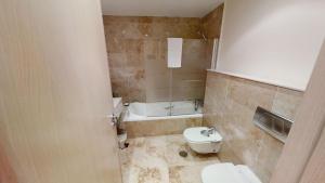 Ein Badezimmer in der Unterkunft Fine Duplex Apartment with Stunning Sea Views