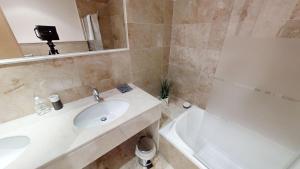 Ein Badezimmer in der Unterkunft Fine Duplex Apartment with Stunning Sea Views