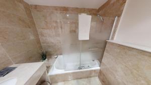 Ein Badezimmer in der Unterkunft Fine Duplex Apartment with Stunning Sea Views