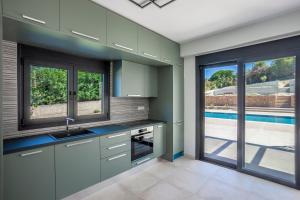 Bazén v ubytovaní Alfie Luxury villa with private pool alebo v jeho blízkosti