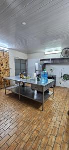 - une grande cuisine avec une grande table dans une chambre dans l'établissement Hacienda Alajuela, à Colón