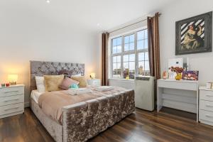 Katil atau katil-katil dalam bilik di 2-Bedroom Elegance in Marble Arch - Your Gateway to Urban Living!