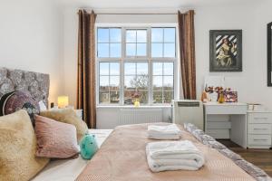 ein Schlafzimmer mit einem Bett mit Handtüchern darauf in der Unterkunft 2-Bedroom Elegance in Marble Arch - Your Gateway to Urban Living! in London