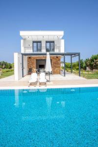 Bazén v ubytovaní Alfie Luxury villa with private pool alebo v jeho blízkosti