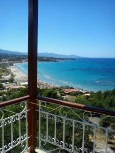een balkon met uitzicht op de oceaan bij Sofos Apartments in Tsilivi